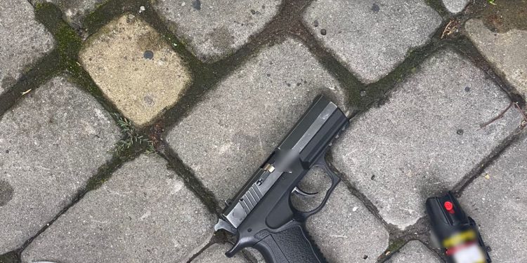Чоловіка зі зброєю виявили у центрі Тернополя