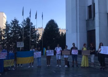 “Ні — московському патріархату”: активісти розгорнули протест проти російської церкви біля Тернопільської ОВА