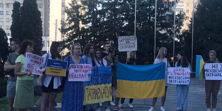 “Ні — московському патріархату”: активісти розгорнули протест проти російської церкви біля Тернопільської ОВА
