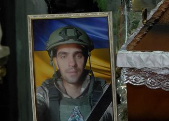 Буде завжди героєм для близьких: у Тернополі попрощалися із військовим Артемом Узуналовим