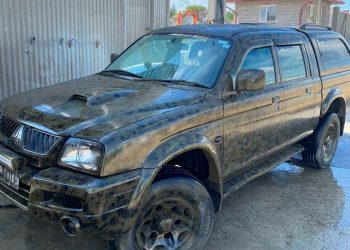 Підприємці з Чорткова фарбують у камуфляж автомобілі для ЗСУ