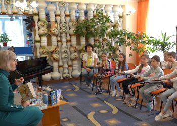 Із дитячою письменницею Валентиною Семеняк зустрілися учасники табору при Тернопільській бібліотеці для молоді