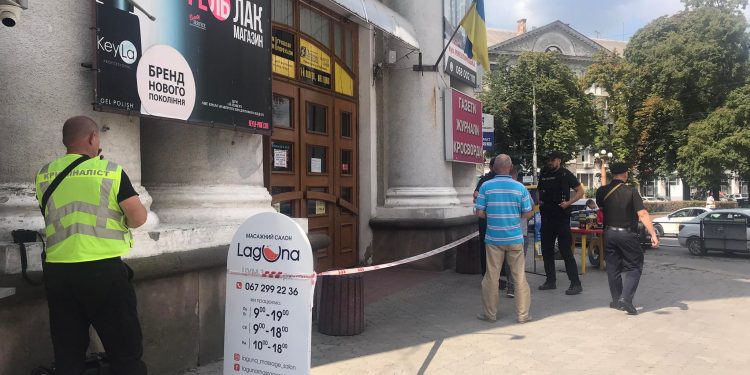 Будівлі обгородили стрічкою і спішно евакуювали людей: що відомо про замінування в центрі Тернополя