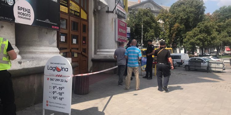 Будівлі обгородили стрічкою і спішно евакуювали людей: що відомо про замінування в центрі Тернополя