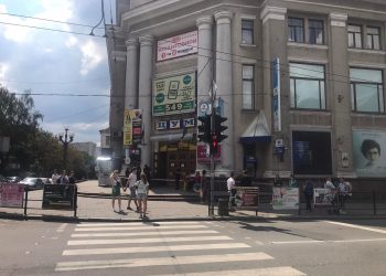 Будівлі обгородили стрічкою і спішно евакуювали людей: що відомо про замінування в центрі Тернополя