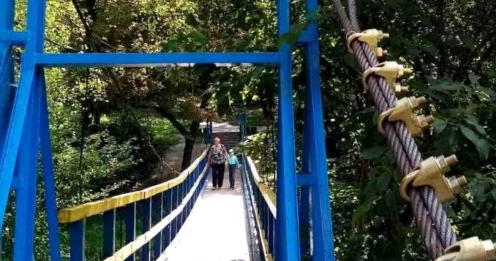 Відремонтували підвісний міст у парку “Сопільче”