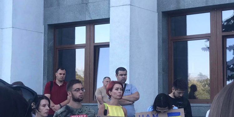 “Ні — московському патріархату”: активісти розгорнули протест проти російської церкви біля Тернопільської ОВА