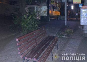Незнайомець побив та пограбував чоловіка на зупинці у центрі Тернополя