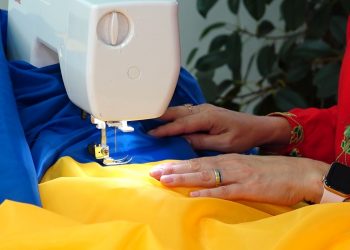 Переселенка із Краматорська шиє українські стяги на Тернопільщині, поки чоловік та син захищають Україну