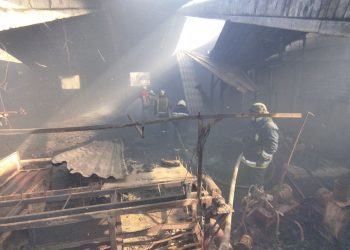 російські війська обстрілюють мирні райони українських міст