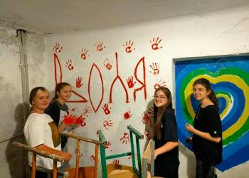 Старшокласники із Чорткова розмалювали шкільне бомбосховище