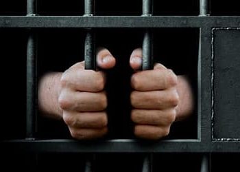 Оголосили вирок чоловікові, який погрожував сокирою бабусі на Тернопільщині