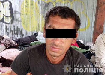 Біля залізничного вокзалу у Тернополі невідомий побив 34-річного чоловіка і вкрав мобільний