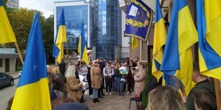 До національної акції “Маріуполь — це Україна” долучилися переселенці в Тернополі