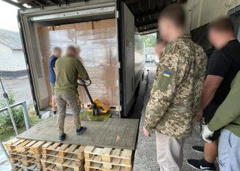 Воїнам ЗСУ доправили цигарки на суму 130 млн грн