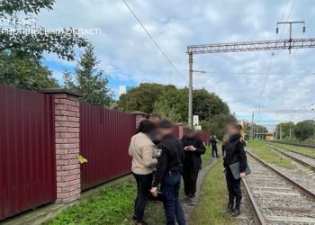 Грабіжник посеред вулиці вихопив телефон у тернополянки