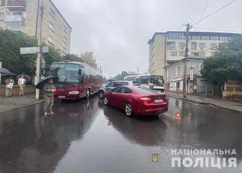 Аварія за участі автобуса та двох легківок сталася в Тернополі
