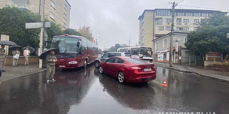Аварія за участі автобуса та двох легківок сталася в Тернополі