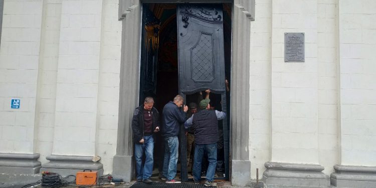 Оновлені двері встановлюють у тернопільській катедрі