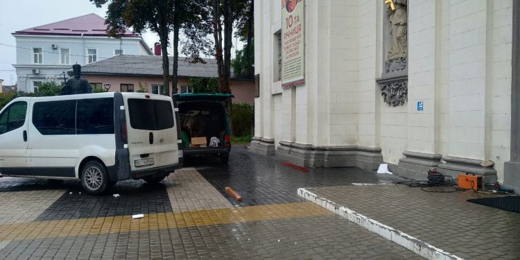 Оновлені двері встановлюють у тернопільській катедрі