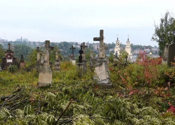 Після роботи комунальників на старому кладовищі у Бучачі застали погром на столітніх могилах