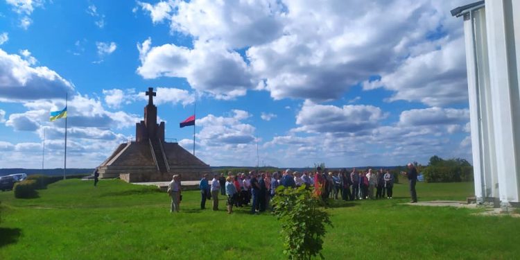 Панахиду за полеглими в боях за волю України відправили на горі Лисоня