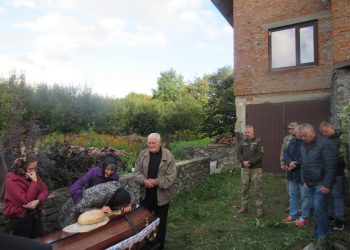 Із військовим Миколою Чаплюком прощаються на Кременеччині