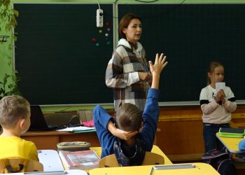 Чи доречно у час війни дарувати подарунки на День вчителя: опитування тернополян