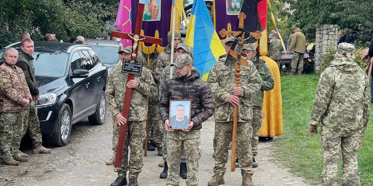 Із 32-річним воїном Юрієм Лопушанським прощаються на Підволочищині