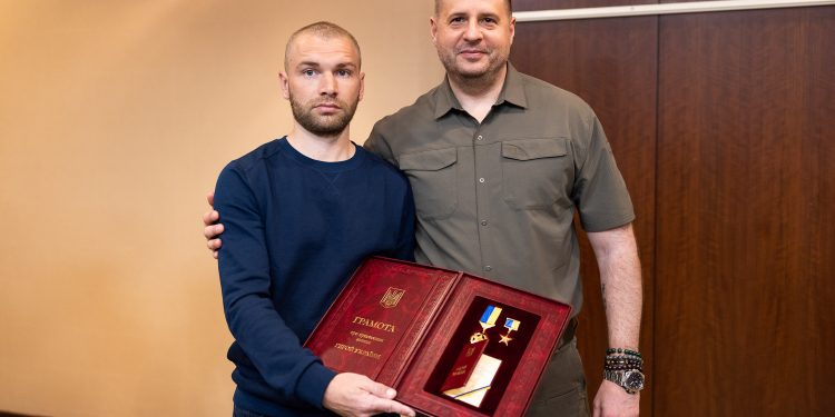 Звання Героїв України присвоїв звільненим з полону захисникам Маріуполя президент України