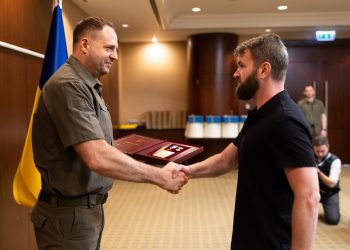 Звання Героїв України присвоїв звільненим з полону захисникам Маріуполя президент України