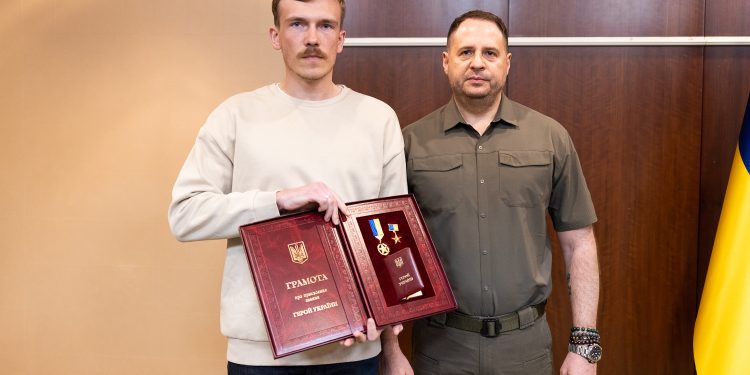 Звання Героїв України присвоїв звільненим з полону захисникам Маріуполя президент України