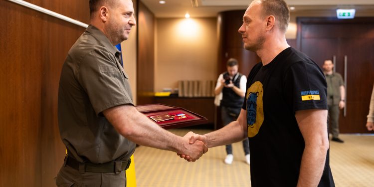 Звання Героїв України присвоїв звільненим з полону захисникам Маріуполя президент України