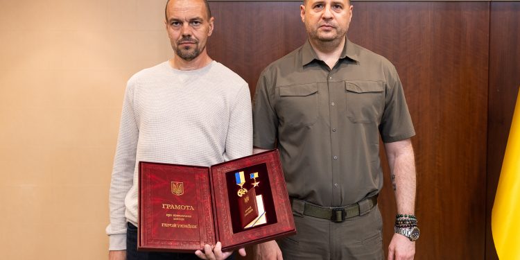 Звання Героїв України присвоїв звільненим з полону захисникам Маріуполя президент України