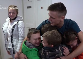 Малюнки пораненим бійцям передали тернопільські поліцейські разом з дітьми