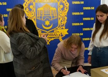 “Листи до Бога” підписала молодь Тернополя і передала естафету у Луцьк