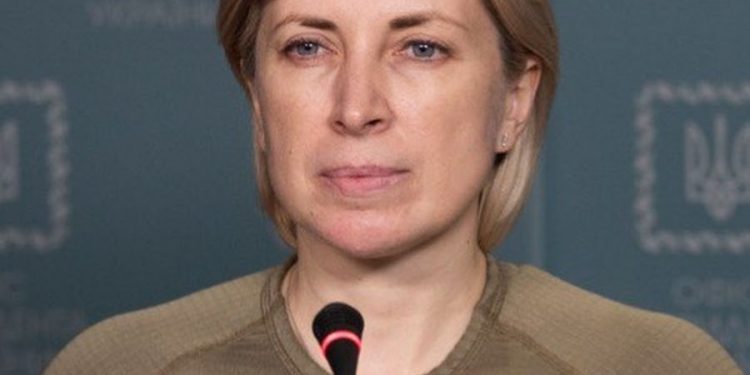 Залишитися зимувати закордоном закликала українців Ірина Верещук