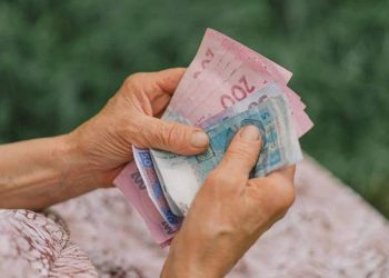 Хто має право на допомогу у розмірі десяти пенсій при виході на заслужений відпочинок