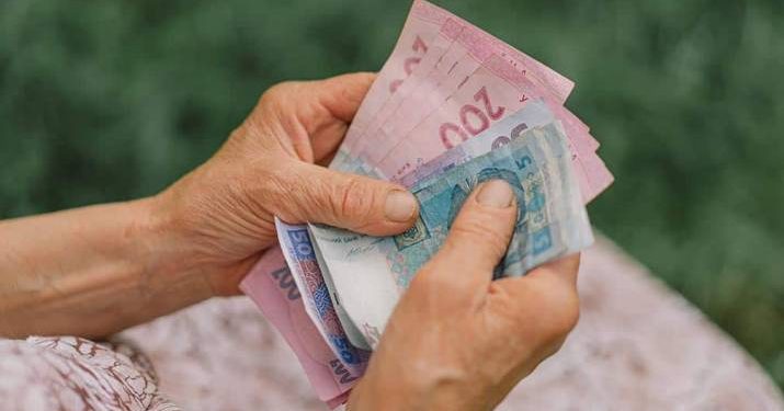 Хто має право на допомогу у розмірі десяти пенсій при виході на заслужений відпочинок
