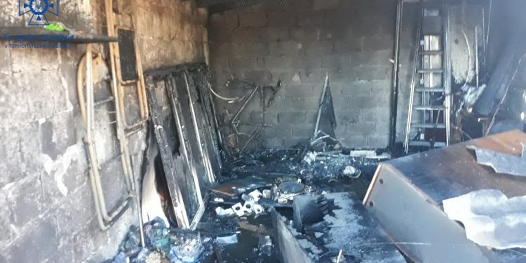 Вогонь знищив автівку та житловий будинок у Скалаті