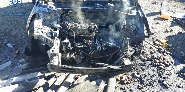 Вогонь знищив автівку та житловий будинок у Скалаті