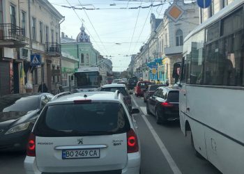 Ускладнений рух у центрі Тернополя через ремонтні роботи