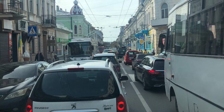 Ускладнений рух у центрі Тернополя через ремонтні роботи