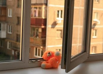 Дитина випала з вікна багатоповерхівки у Тернополі