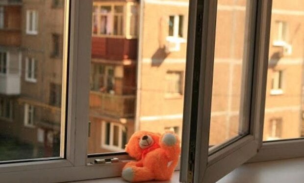 Дитина випала з вікна багатоповерхівки у Тернополі