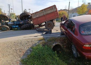 Легковий автомобіль і трактор зіткнулися на Тернопільщині