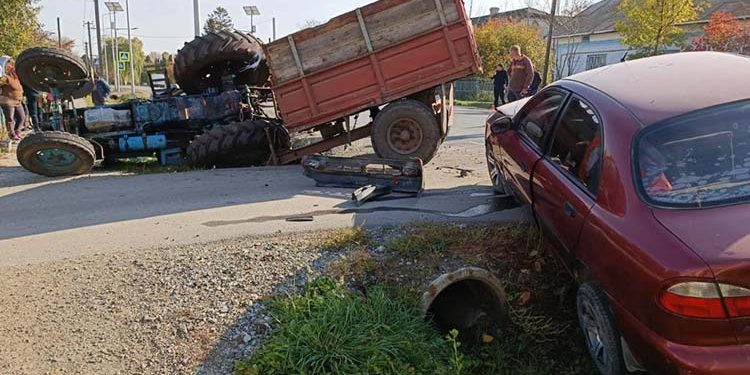 Легковий автомобіль і трактор зіткнулися на Тернопільщині