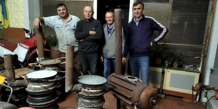 Школярі зі Заліщиків виготовляють буржуйки для воїнів