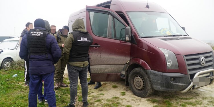 Понад 300 військовозобов’язаних чоловіків переправили до країн ЄС зловмисники із Тернопільщини