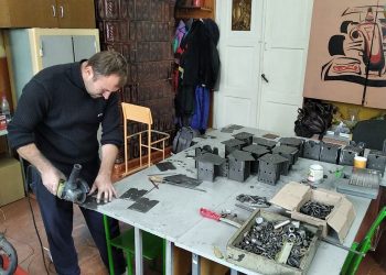 Школярі зі Заліщиків виготовляють буржуйки для воїнів